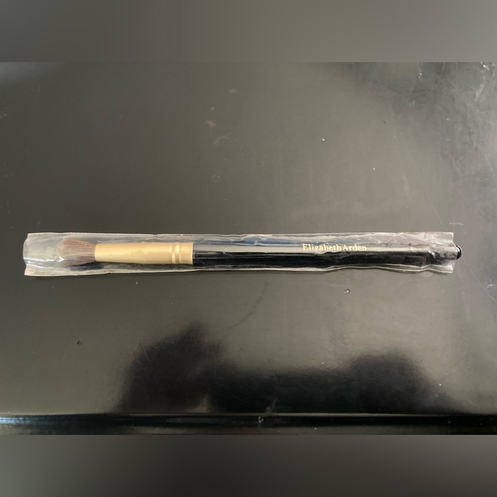 NWT Elizabeth Arden Eyeshadow Brush